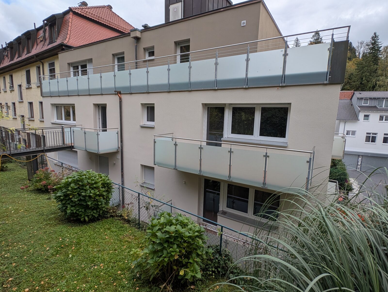 Rückseite der Weinbergstraße 65 mit Balkonen zur ruhigen Gartenseite