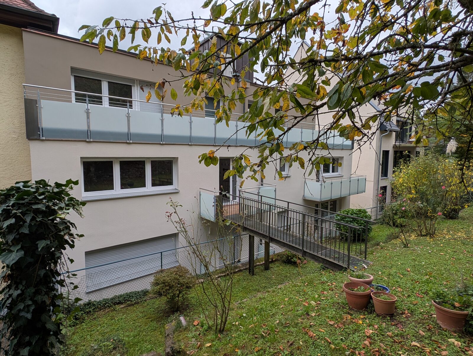 Straßenseite des Mehrfamilienhauses Weinbergstraße 65