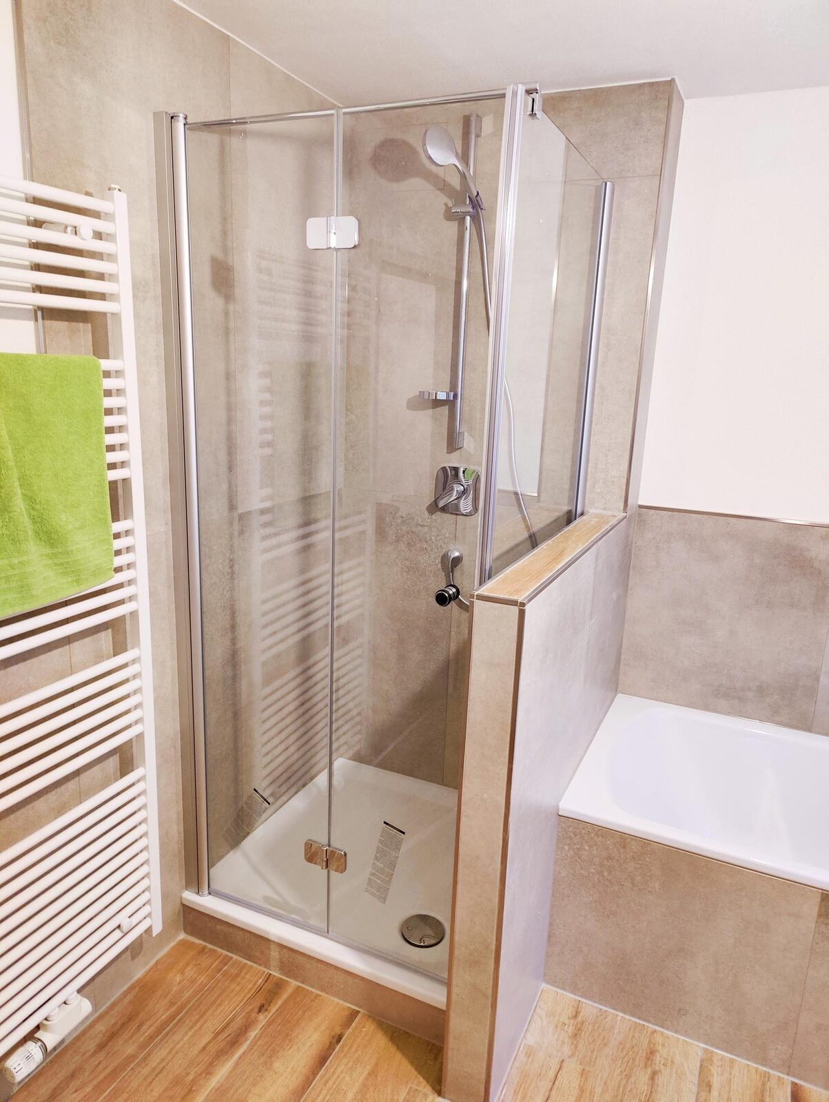 Dusche mit Glasabtrennung im Bad der Erdgeschosswohnung